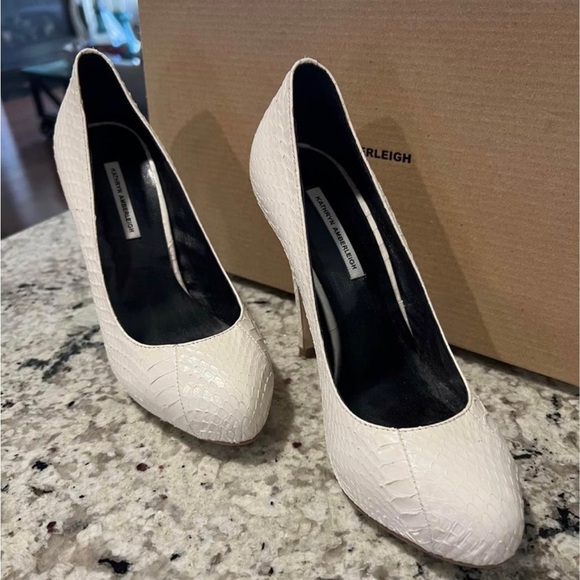Kathryn Amberleigh Snakeskin Embossed White Pumps
Size 6 - Picture 1 of 6